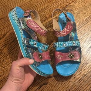 L'Artiste | Sumacah Wedge Sandal Turquoise/Purple Sz 40/9‎